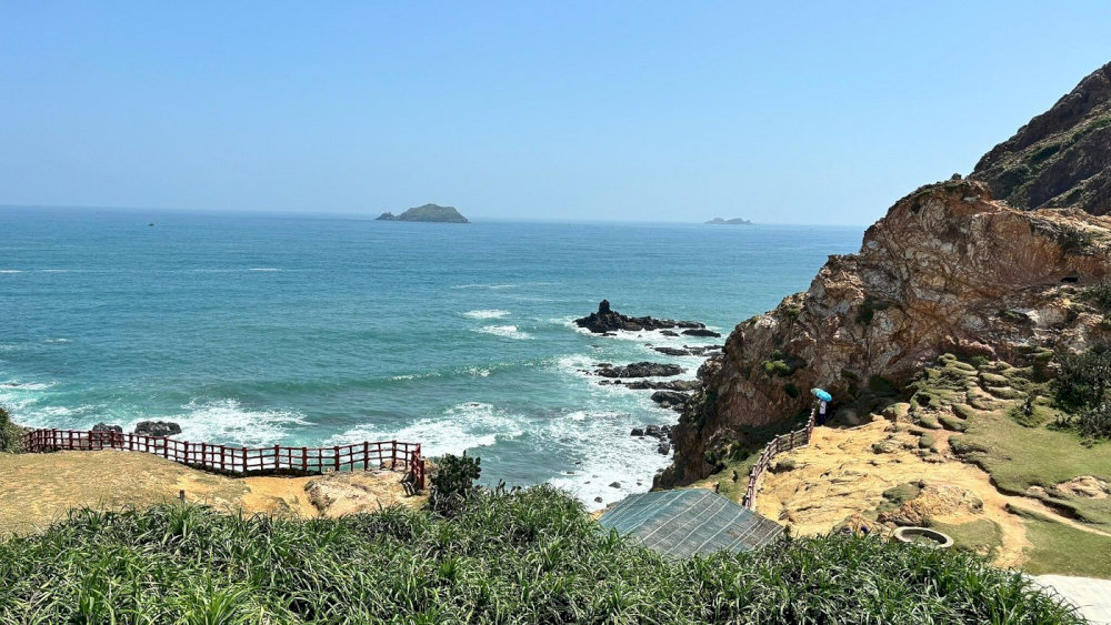 The name "Eo Gio" originates from its location nestled between two high mountain cliffs by the sea 